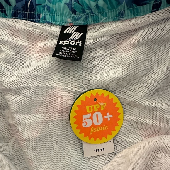 Children place men’s bathing suit - Picture 3 of 3